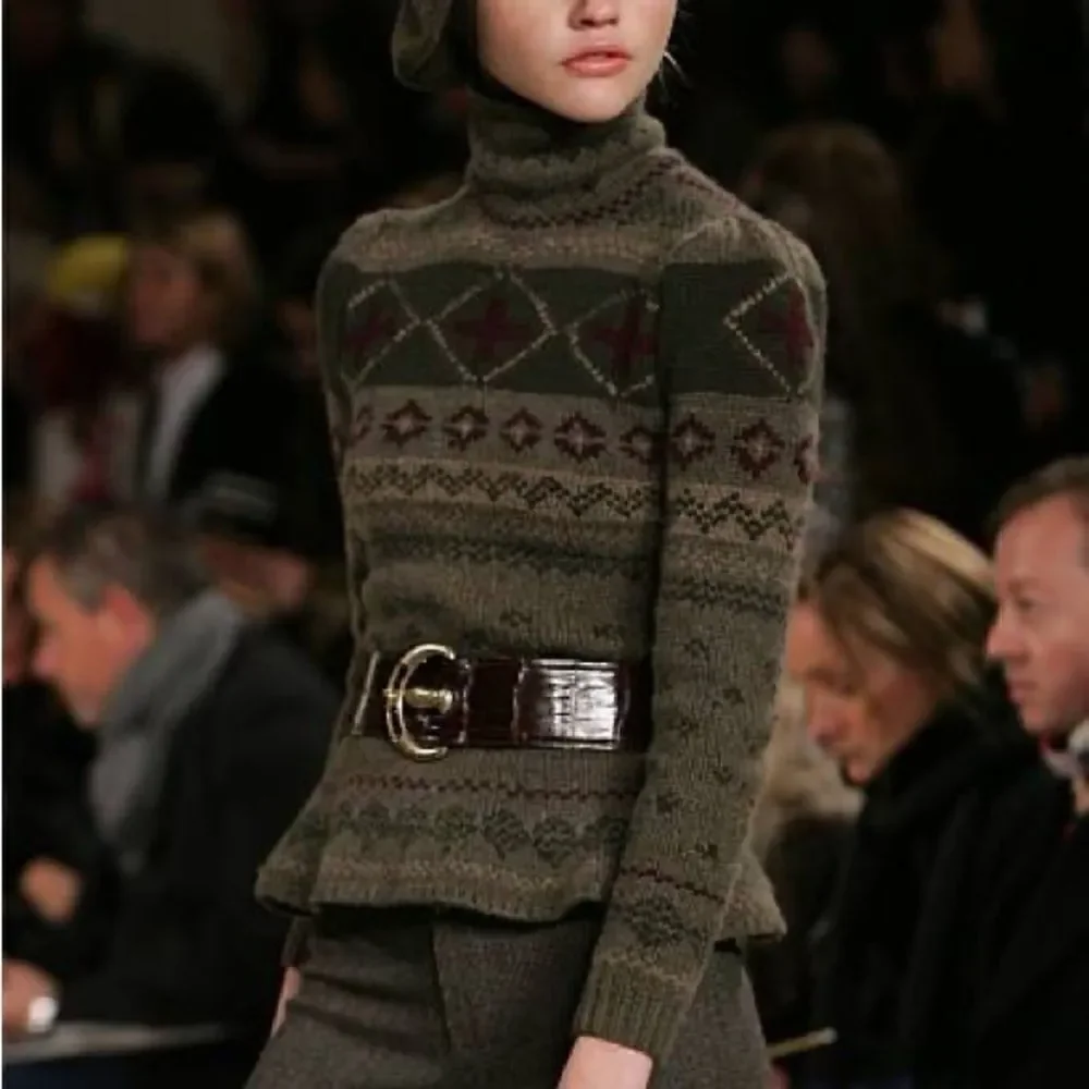 *Vintage Fall 2006 Runway Collection Brown Alligator Brass Buckle Contour Belt - Picture 3 of 16